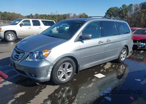 2010 Honda Odyssey Touring z USA, uszkodzony, nr VIN 5FNRL3H99AB012136